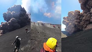 Utekajme, táto explózia Etny bola naozaj silná, valí sa pyroklastický prúd!